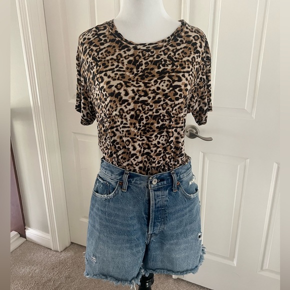 Socialite Short Sleeve Cheetah Tee - Size M - Like New - Picture 1 of 5